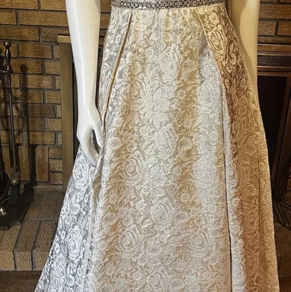 Aspeed Shimmery Champagne Floral Brocade Sleeveless Gown NWT Size Small - Picture 4 of 16